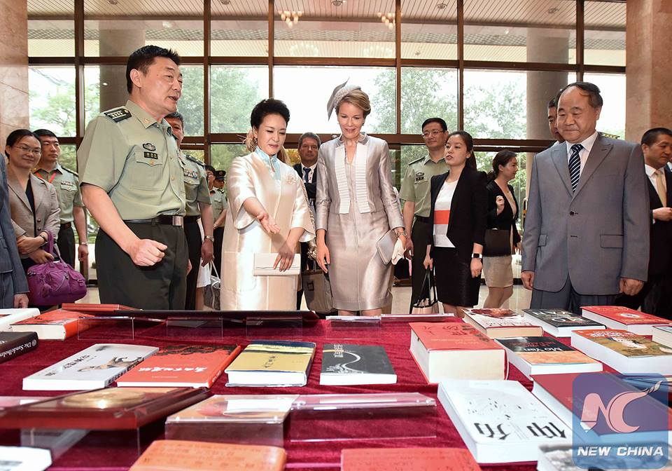 XHNews's tweet photo. China's first lady Peng Liyuan, Queen Mathilde of Belgium visit school for the deaf and Chinese army's art academy http://t.co/a3rLXynYeL