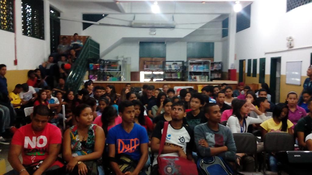 hmoliut's tweet photo. Un día de foro #clase en el #iuteb proyecto nacional y nueva ciudadanía con la profe Yslenys Awad http://t.co/DIG8kPGMUk