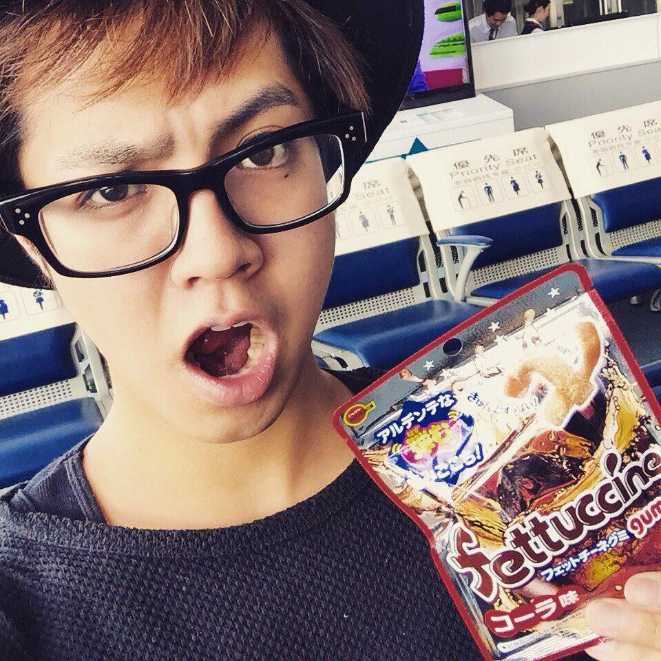 generationsfext's tweet photo. 海外への必需品！
忘れずに持っていきます^ ^ 

#フェットチーネグミ 
#コーラ味 
#明日は台湾公演 
#光の当たり具合で 
#右まゆげ 
#きえた

by片寄涼太 http://t.co/n6XUFISDlA