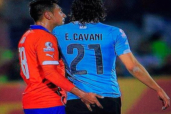 Emol's tweet photo. La polémica acción de Gonzalo Jara que desató la rabia y posterior expulsión de Cavani http://t.co/JnTiPLHRFJ http://t.co/V9FrfkcGmB