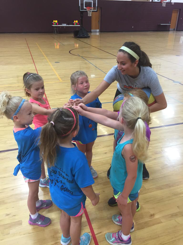 SpoilersGirls's tweet image. Camp always goes to another level when K, 1 and 2 hit the hardwood -nice session campers and coaches #roundballfun