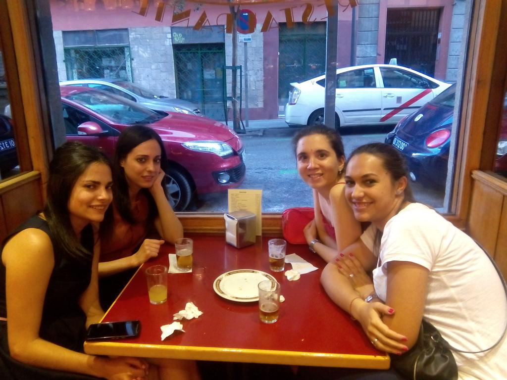 AngiOlmos's tweet photo. Buenisima tarde de tapas y cañas con esas madrileñas guapas! :) @kisa908 @RakelK09 @MocitaFeliz http://t.co/jPZb7rszwI