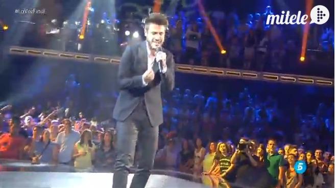vanitatis's tweet photo. ¡El plató se rinde a @AntonioJSLaVoz!🎵🙌 ¿Ganará #LaVozFinal 

RT: ¡Sí, sin duda!
FAV: No creo

http://t.co/7aFQHndOl6 http://t.co/GlLewBEUex