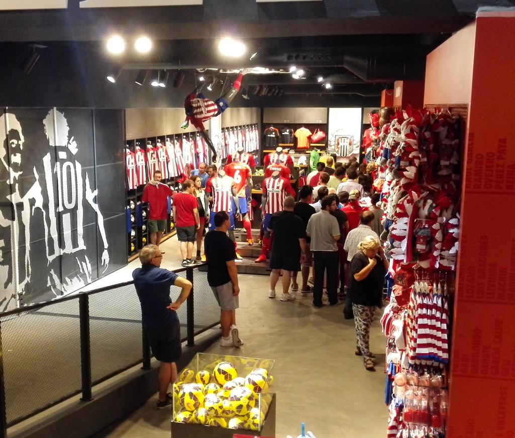 atletienglish's tweet photo. Amazing response from the fans who have come to the store of the Calderón. Spectacular! #BuiltForBrillance http://t.co/wEtjRgQ5RP