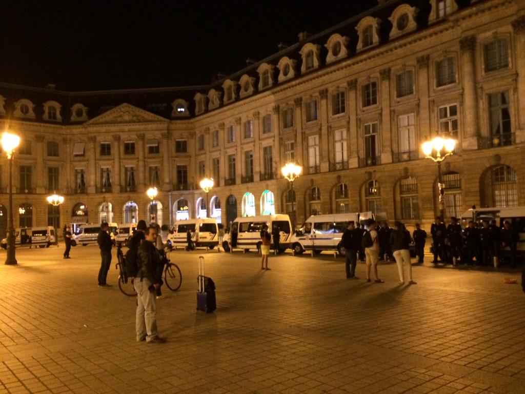 VoixdEnfant's tweet photo. 15 camions de CRS pour 12 #Sentinelles ce soir c'est openbar pour les #2ansDebout http://t.co/86q3FDzEdS
