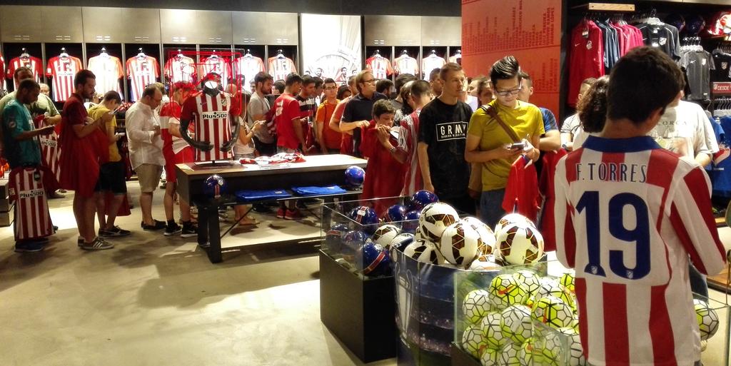 atletienglish's tweet photo. Amazing response from the fans who have come to the store of the Calderón. Spectacular! #BuiltForBrillance http://t.co/wEtjRgQ5RP