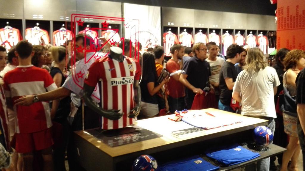 atletienglish's tweet photo. Amazing response from the fans who have come to the store of the Calderón. Spectacular! #BuiltForBrillance http://t.co/wEtjRgQ5RP