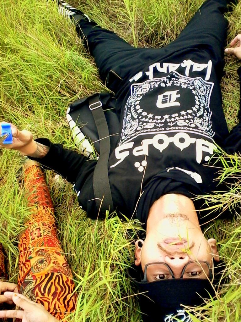 jj_azzah's tweet photo. @DazeStop nah lho itu nyampe rmah badan pada merah" karna gatal" abis guling" di rumput,, ada" aja ka sadam ini,,, http://t.co/1dUzBKivwi