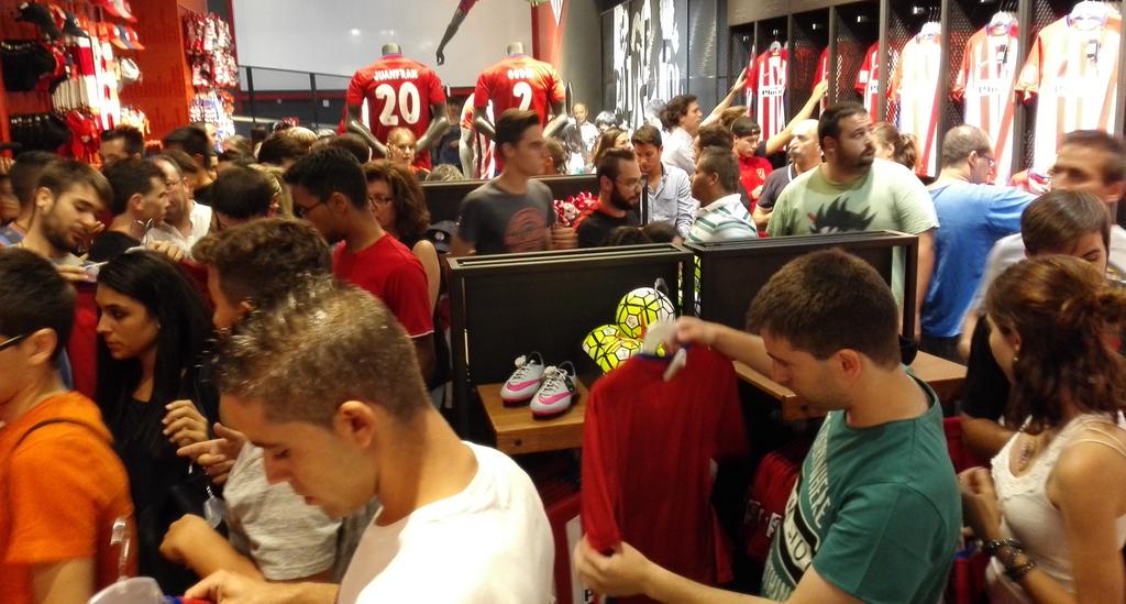 atletienglish's tweet photo. Good night! And thanks to all of you who have visited the Calderón today to buy the new shirt! #BuiltForBrillance http://t.co/lsaebCMo1Q