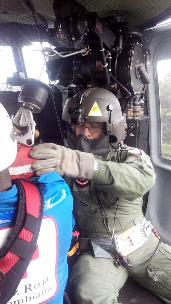 FuerzaAereaCol's tweet photo. Madre y su hijo desaparecidos en #Chocó; dos vidas salvadas por @FuerzaAereaCol y organismos de atención de desastres http://t.co/buwFUMANVn