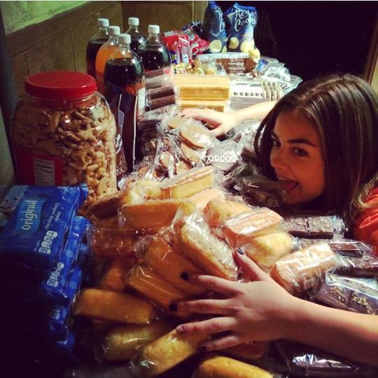 ArgentinaLiars's tweet image. Yo cuando voy a un lugar y me gusta todo lo que hay para comer @lucyhale #PLL #PLLREACTION #PLLTheory