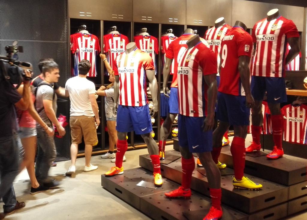 atletienglish's tweet photo. Good night! And thanks to all of you who have visited the Calderón today to buy the new shirt! #BuiltForBrillance http://t.co/lsaebCMo1Q
