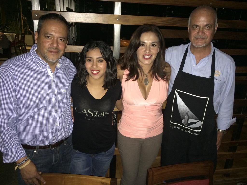 CastadeVinos's tweet photo. La cata de  @Mision_19  quien fue la estrella fue Ana con su flor de Roca http://t.co/cMKsj2KvmT