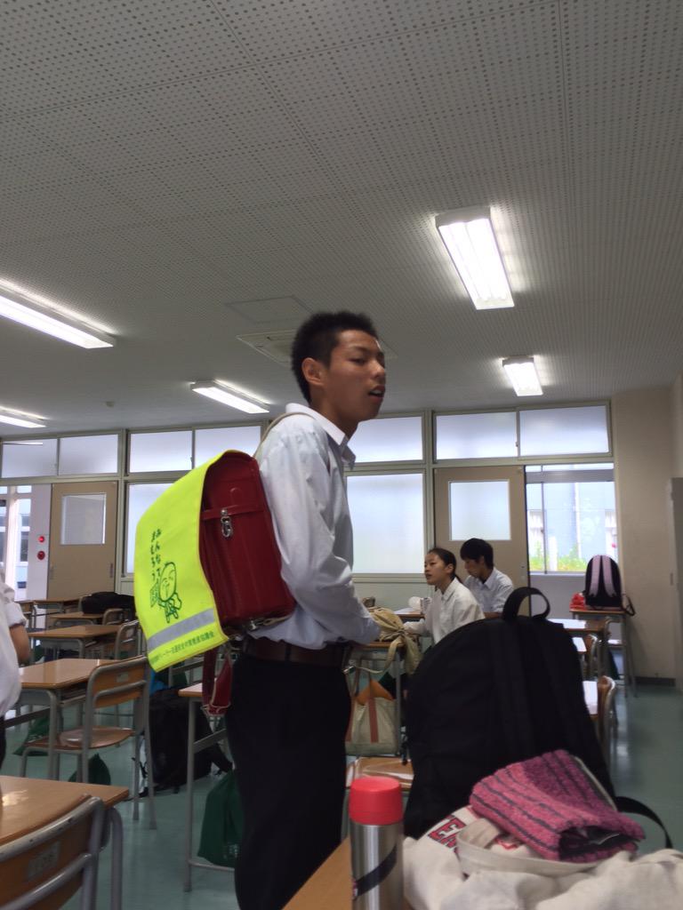 jtmmtmttt's tweet photo. ほんまにランドセルで来たわ笑 http://t.co/ps5zPtijs4