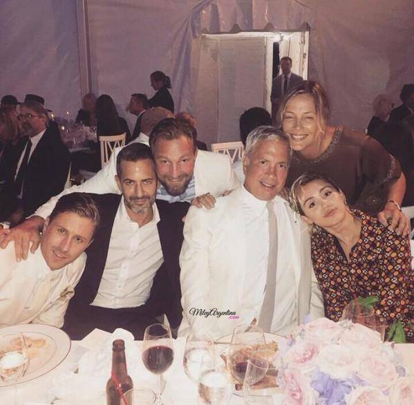 TrueSmilersMRC's tweet image. Miley en la boda de Robert Duff.