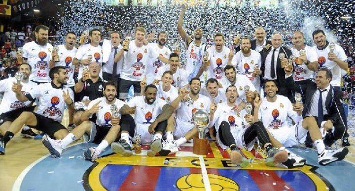 Odio_Eterno_'s tweet photo. Me corro con esta foto. La plantilla del Madrid celebrando el título encima del escudo del Barsa   Buahahahaha http://t.co/kLj52i3PC0