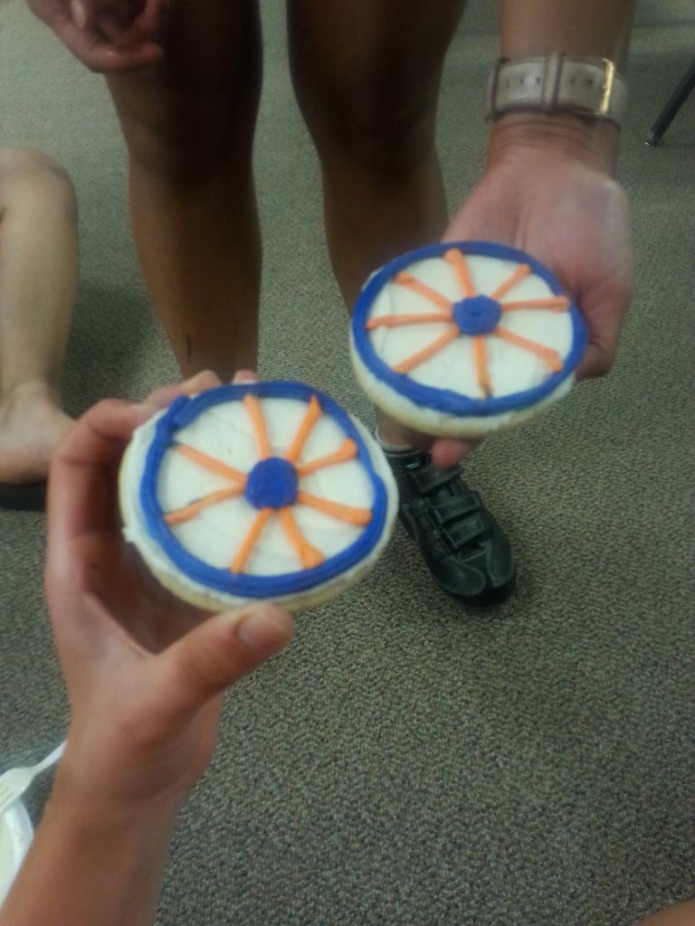 SCoolCatHaldo's tweet photo. Bike wheel cookies!  @illini4000 @TheEllenShow @jeannieeeee http://t.co/MQMjMaPJ6w
