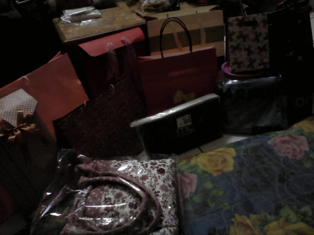 tyasayu653's tweet photo. Makasih all my student atas kado dari kalian tak kan kulupakan kbaikan kalian slma ini.. Amiinn http://t.co/IMCjbDCLAq