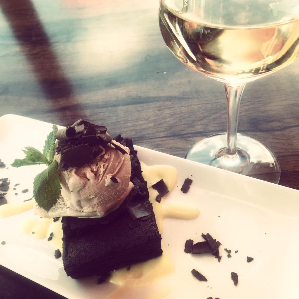 KtrnaKnight's tweet photo. Wine+Chocolate=❤️ #mylove http://t.co/IOKimGxTHg