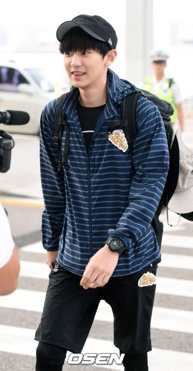 EXOPROJECTID's tweet photo. [150625] Chanyeol - Incheon Airport, departing for Brunei Cr: OSEN http://t.co/OlDxyFZKUh