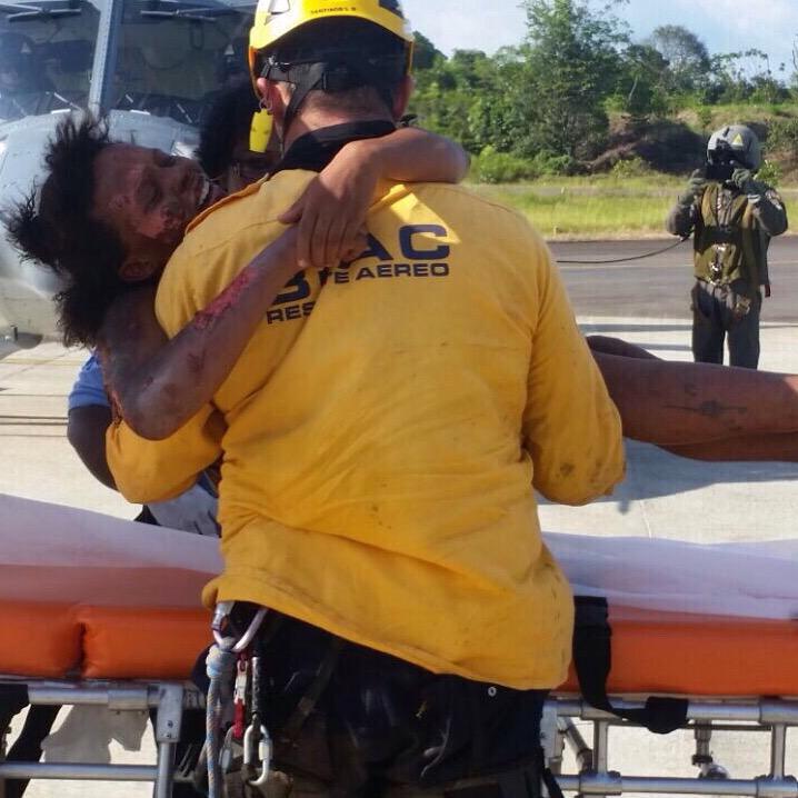 VickyDavilaH's tweet photo. Un campeón de la vida. Este bebé acompañó a su madre varios días en las selva de Chocó, tras accidente aéreo. http://t.co/pQiv0wyJLe