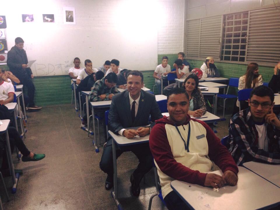 ProfIsrael's tweet photo. No Centro Educacional 304 de Samambaia, participando da Semana de Educação para a Vida. #educacaomudaomundo http://t.co/0otrGqjhz8