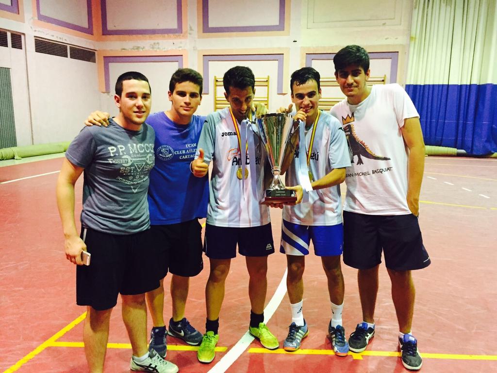 RealTuptes's tweet photo. El Real Tuptes hoy duerme como campeon de copa #BuenasNoches http://t.co/CgebfcYbHZ