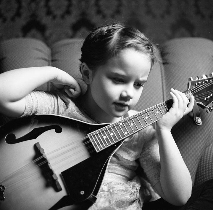 LostArtPhotos's tweet image. Little Player #mandolin #sheshootsfilm #filmshooterscollective #filmisnotdead @rubyandrobbie @rob4drok #kodakfilm