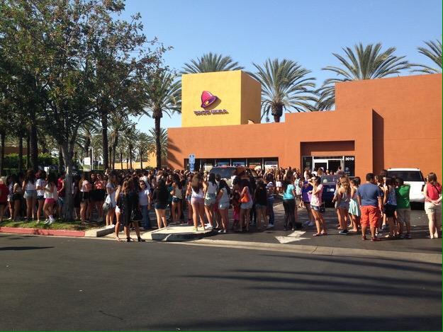 SENTIMENTSIVAN's tweet photo. #o2lmemories when they got trapped in taco bell #CONGRATSO2LON3MILLION #O2LFOREVER http://t.co/XLBVuBIu2E
