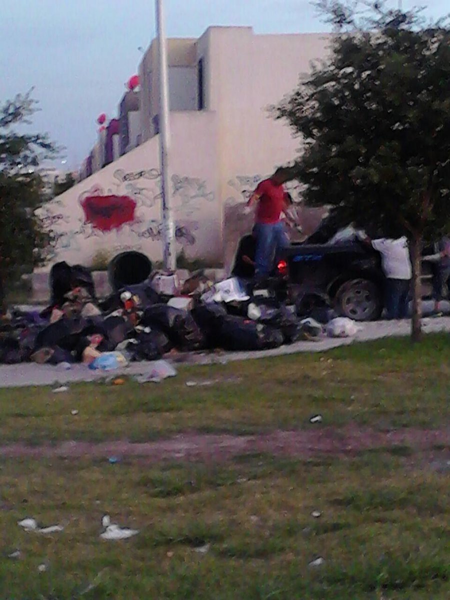 GusGalvaan's tweet photo. @_LASNOTICIASMTY no pasa la basura en valle de santa maria en pesqueria ayudenos miren lo que asen con ella http://t.co/4AvjC5MYyH
