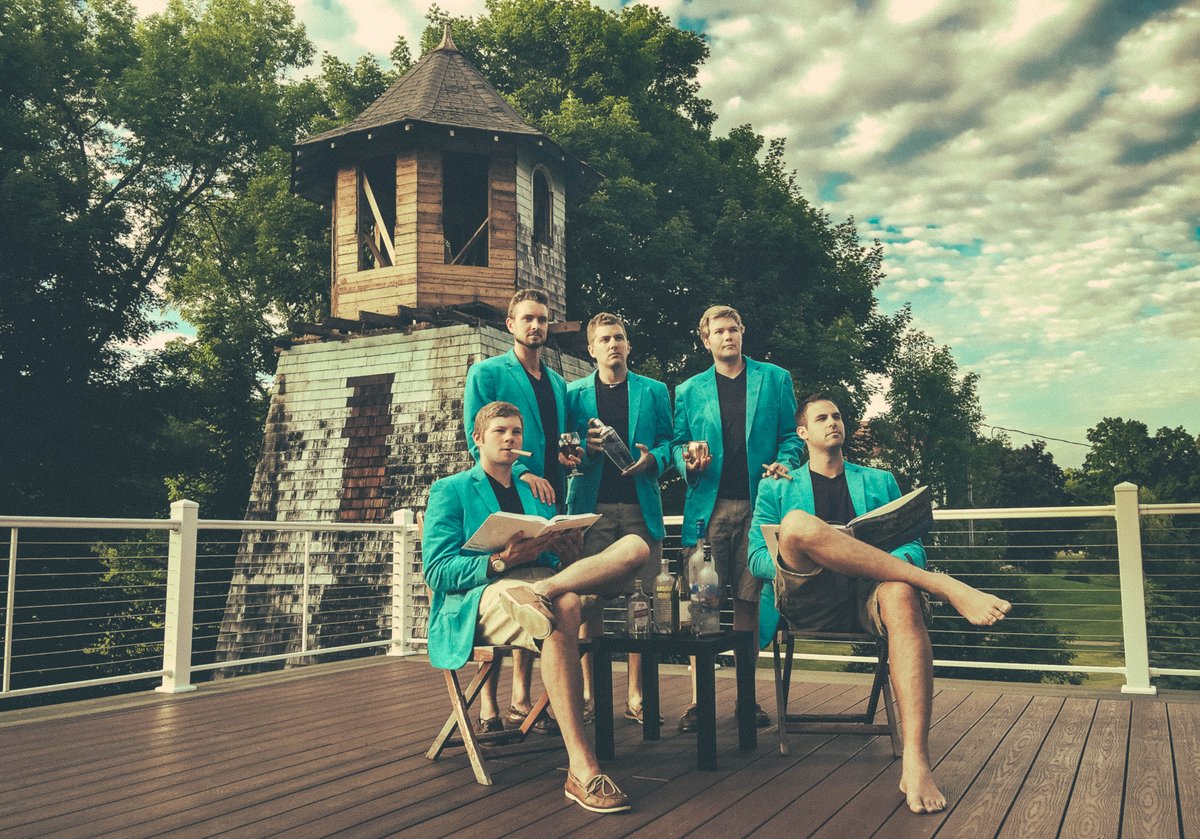 bracehemmelgarn's tweet photo. The Shore Club family photo for the Lake Minnetonka parish directory. #godbless #Johnnies http://t.co/0TYbmLbtAj
