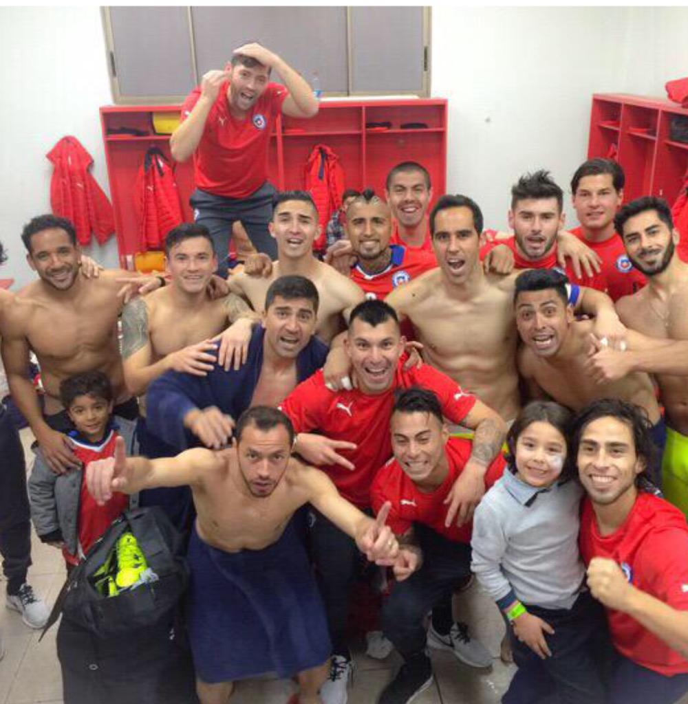 C1audioBravo's tweet photo. Vamos Chile nomas!!! chi chi chi le le le viva Chile! Grítalo con el ❤️❤️❤️❤️❤️ http://t.co/ePX60K4hWr