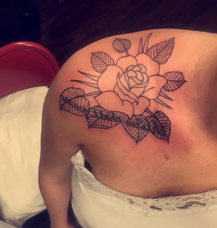 KodieCloud's tweet photo. Outline complete, two weeks and I can finish it 💕😍👏🏼 #girlswithtattoos #electric13 http://t.co/kAt0YrR2yW