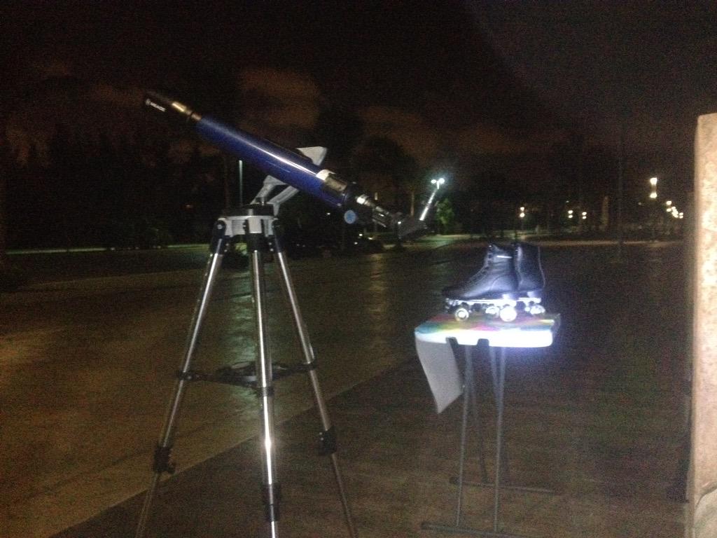 En malecón tajamar estamos con el telescopio inscribiendo a los patinadores a la gran carrera! INSCRIBETE ya!