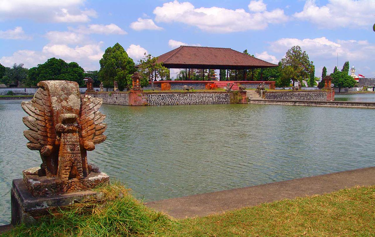 lombokkeliling's tweet photo. Pura Taman Mayura terletak di Kota Mataram http://t.co/ojtDoUbnEP