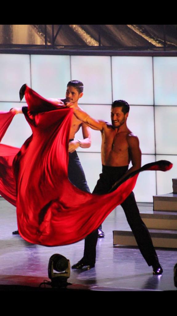 ekm1013's tweet photo. @iamValC  wow you are super hot and an amazing dancer #eriemissesyoualready http://t.co/3awXez83bX