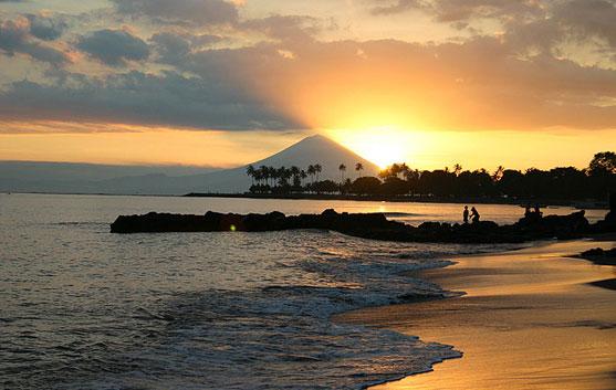 lombokkeliling's tweet photo. Pantai Senggigi merupakan salah satu pantai terindah di pulau Lombok http://t.co/NGo1BerKfi