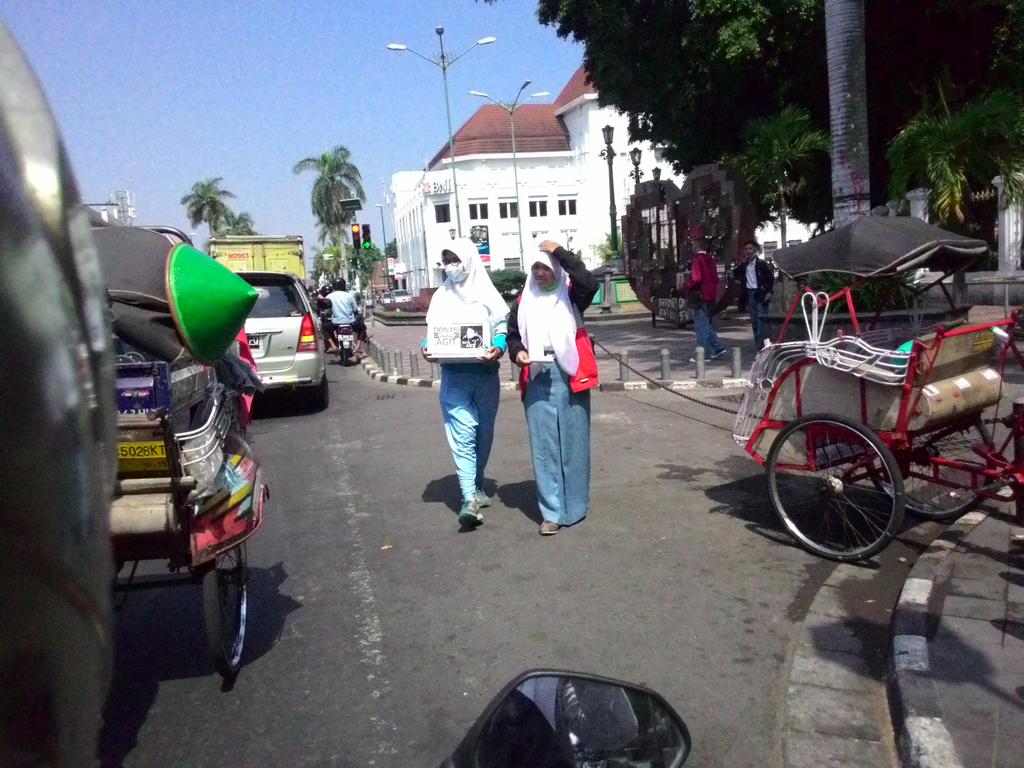 SMAN7YK's tweet photo. Sebagian relawan penggalangan Dana untuk Agit do 0km jogja. #SaveAgitFromOsteosarkoma http://t.co/MU2gsOA59M
