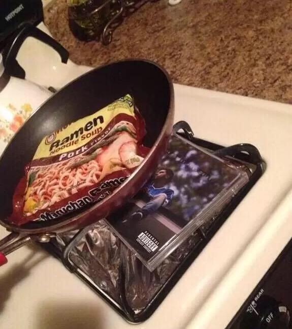 dontjudgeimFat's tweet photo. When the stove ain't workin so you gotta use a different source of fire http://t.co/9Wdup0rTSD