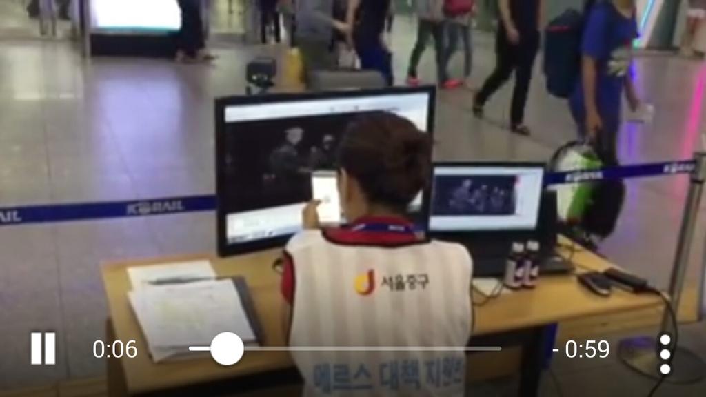 페북엔 이 동영상이 한찬 돌아 다니고 있습니다. 일을 어떻게 시키는 걸까요?
일일이 수동으로 온도 체크 하는 온도  측정용 건을 줘야 하는거 아니에요? 편리함을 추구하면 그걸 이용 하는 사람이 있습니다.