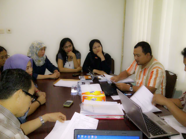 hani_asih's tweet photo. Lagi serius meeting @UniekTweety http://t.co/JuNt2TUu74