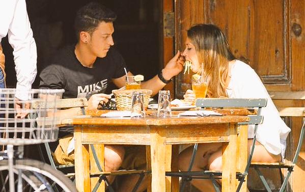 FootballFunnys's tweet photo. Mesut Özil, always assisting... http://t.co/03MexP1PMt