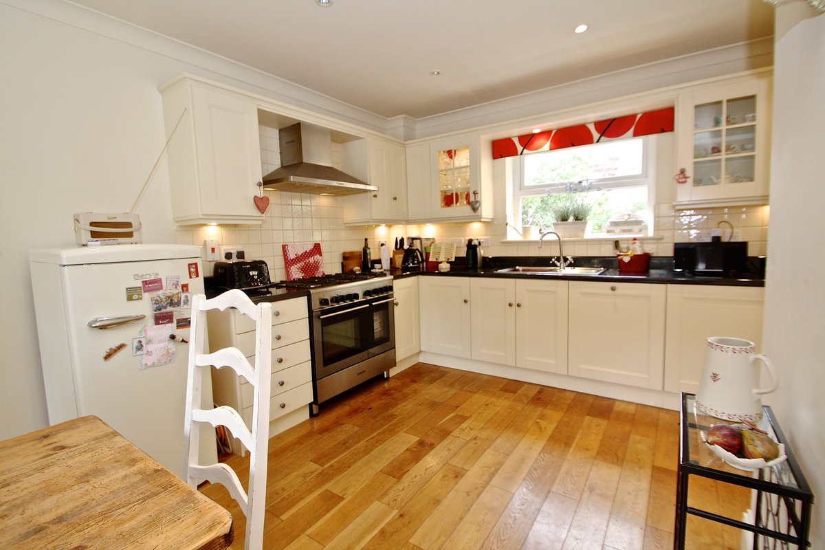 RodgersEstates's tweet image. Well maintained detached family home. 3 double bedrooms. #Taunton #ForSale #modernliving tinyurl.com/pl3uw3c