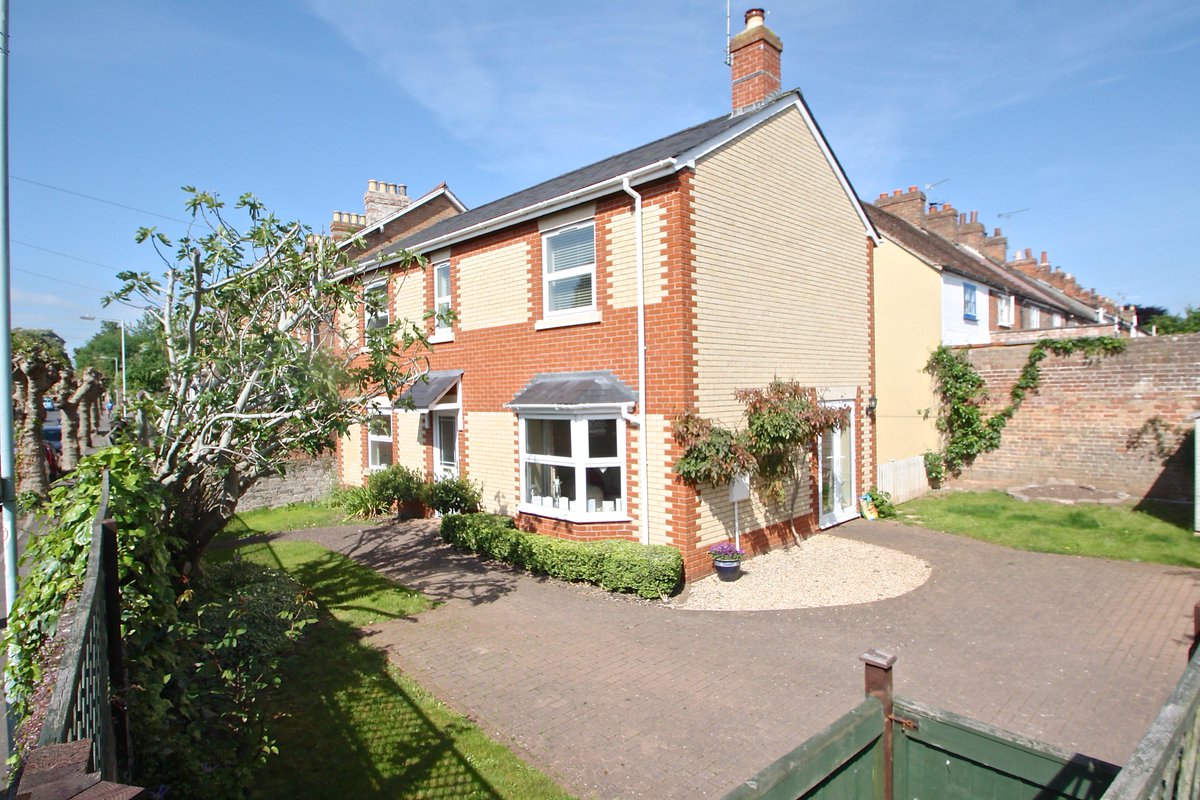 RodgersEstates's tweet image. Well maintained detached family home. 3 double bedrooms. #Taunton #ForSale #modernliving tinyurl.com/pl3uw3c