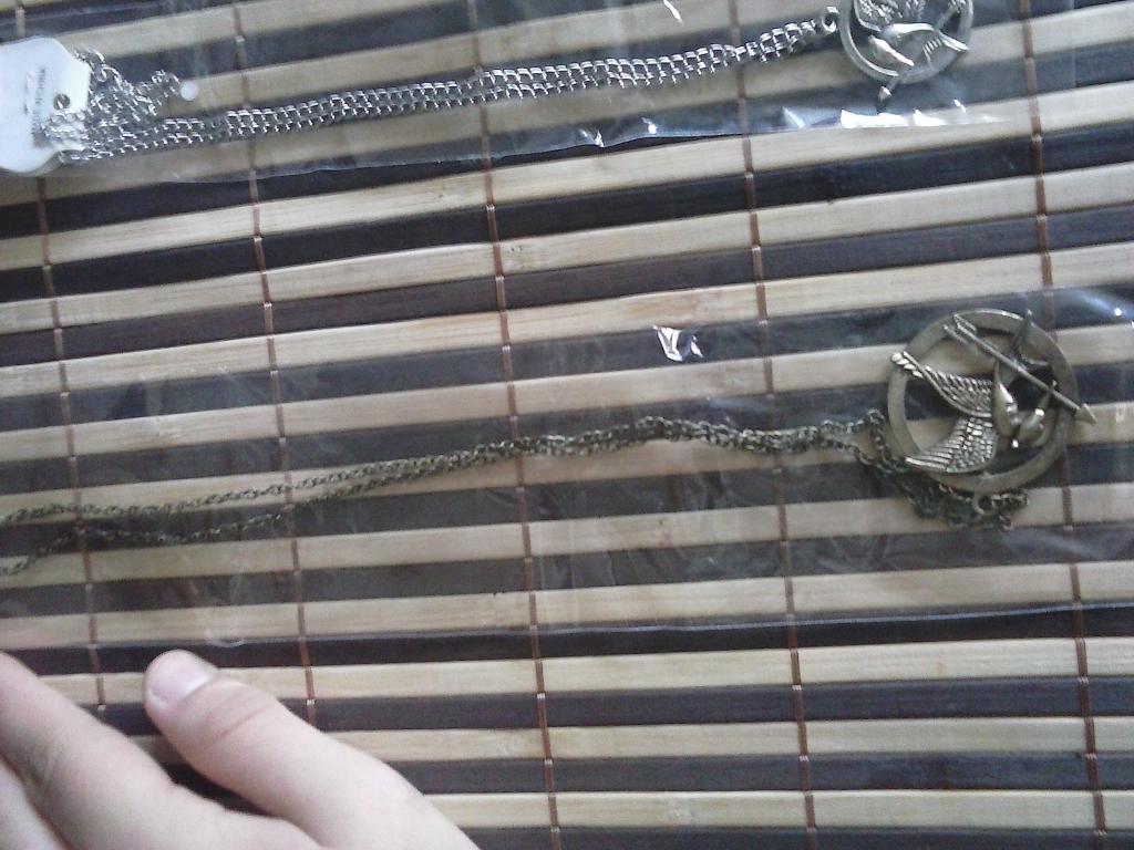 4000Luii's tweet photo. Hola chicos toy vendiendo manillas collares de los juegos del hambre hay de diversos precios http://t.co/rS59Y1Y4xd