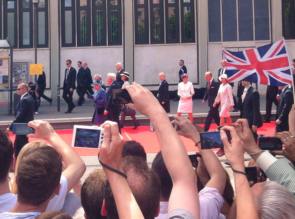 le_stre's tweet image. Na also, da winkt mir die Queen doch tatsächlich zu. "Gude", wie man in Frankfurt sagt. #QueenInFfm