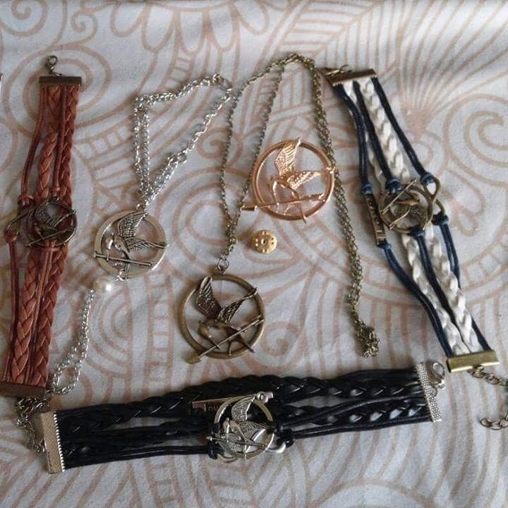 4000Luii's tweet photo. Hola chicos toy vendiendo manillas collares de los juegos del hambre hay de diversos precios http://t.co/rS59Y1Y4xd