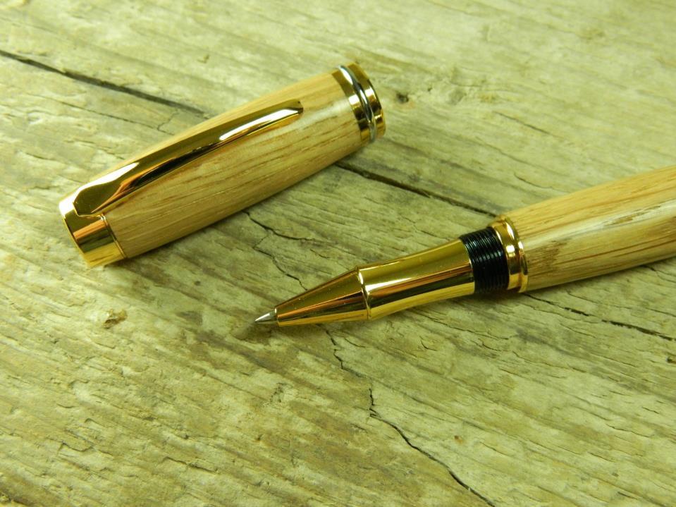 TreasuredPens's tweet image. Order through Twitter and receive engraving for only £5 on any of our Oak or magohany designs! @UKBusinessRT #kprs