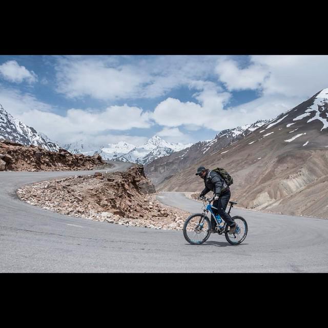 himachallive24's tweet photo. #Cycling in #Himalaya up #hills are tough #risky. #adventure #cycling #cyclingcircle #Manali - http://t.co/XoOaYgcGMr http://t.co/6GUTEs5Nkx