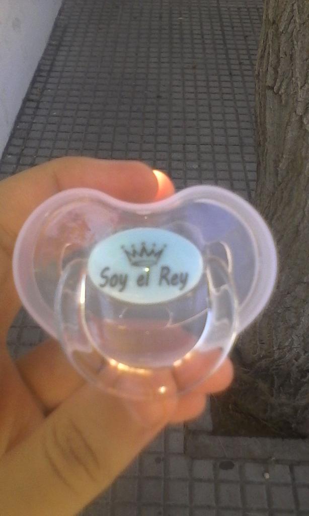 MakyMacarena19's tweet photo. El chupe de mi pequeño #mibaby#mirey http://t.co/q1qLNv8EfE